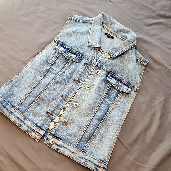 Girls Jean vest with applique back. - Picture 1 of 4